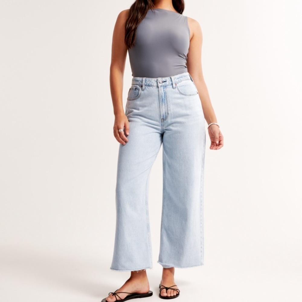 Abercrombie & Fitch Curve Love High Rise Wide Leg Cropped Jean
